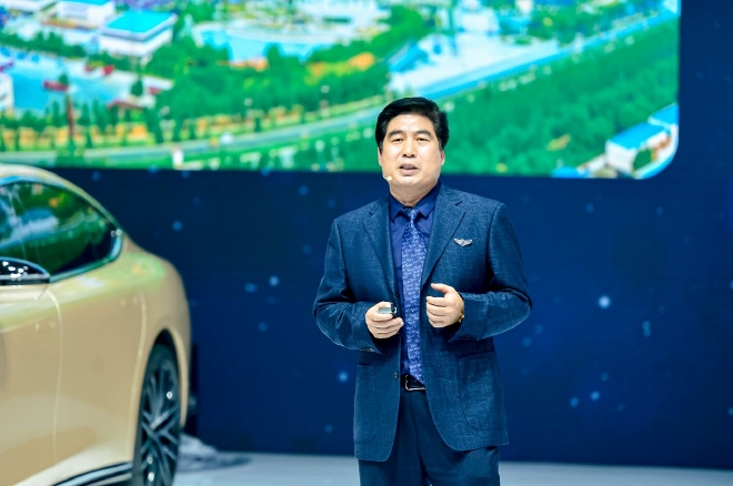 远航汽车首次亮相 发布四款新车